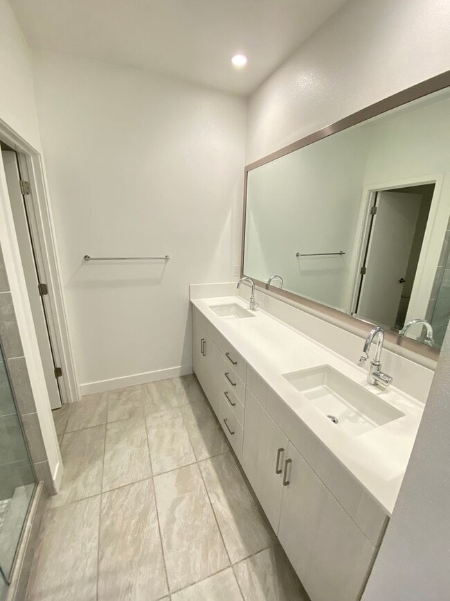 Building Photo - Advent - Three Story Townhome W/ Attached ...