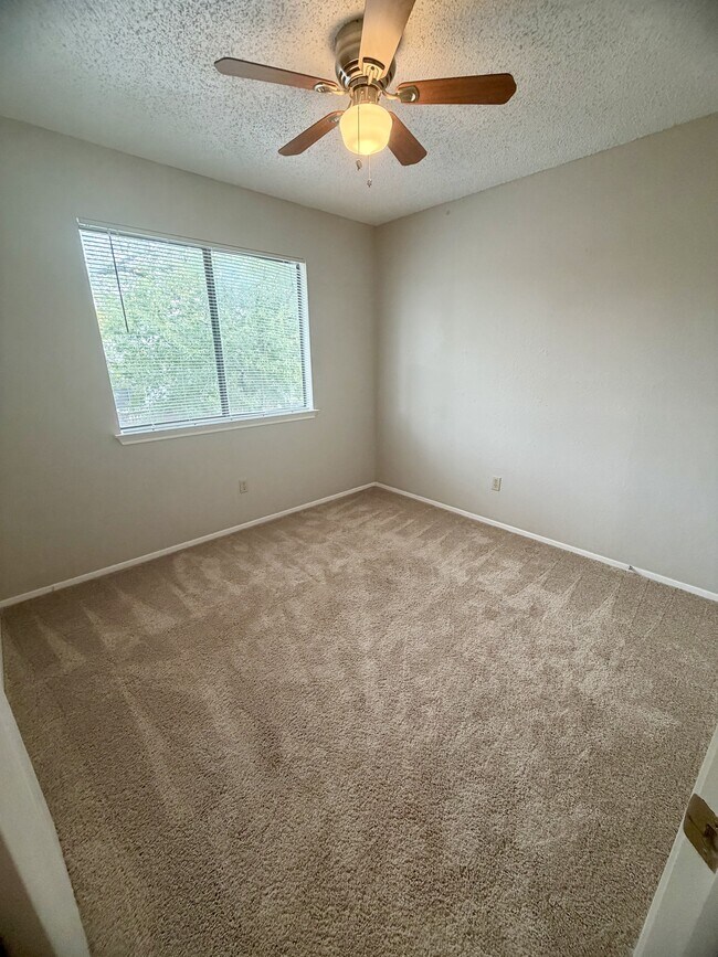 Building Photo - 1707 Honeysuckle Ln