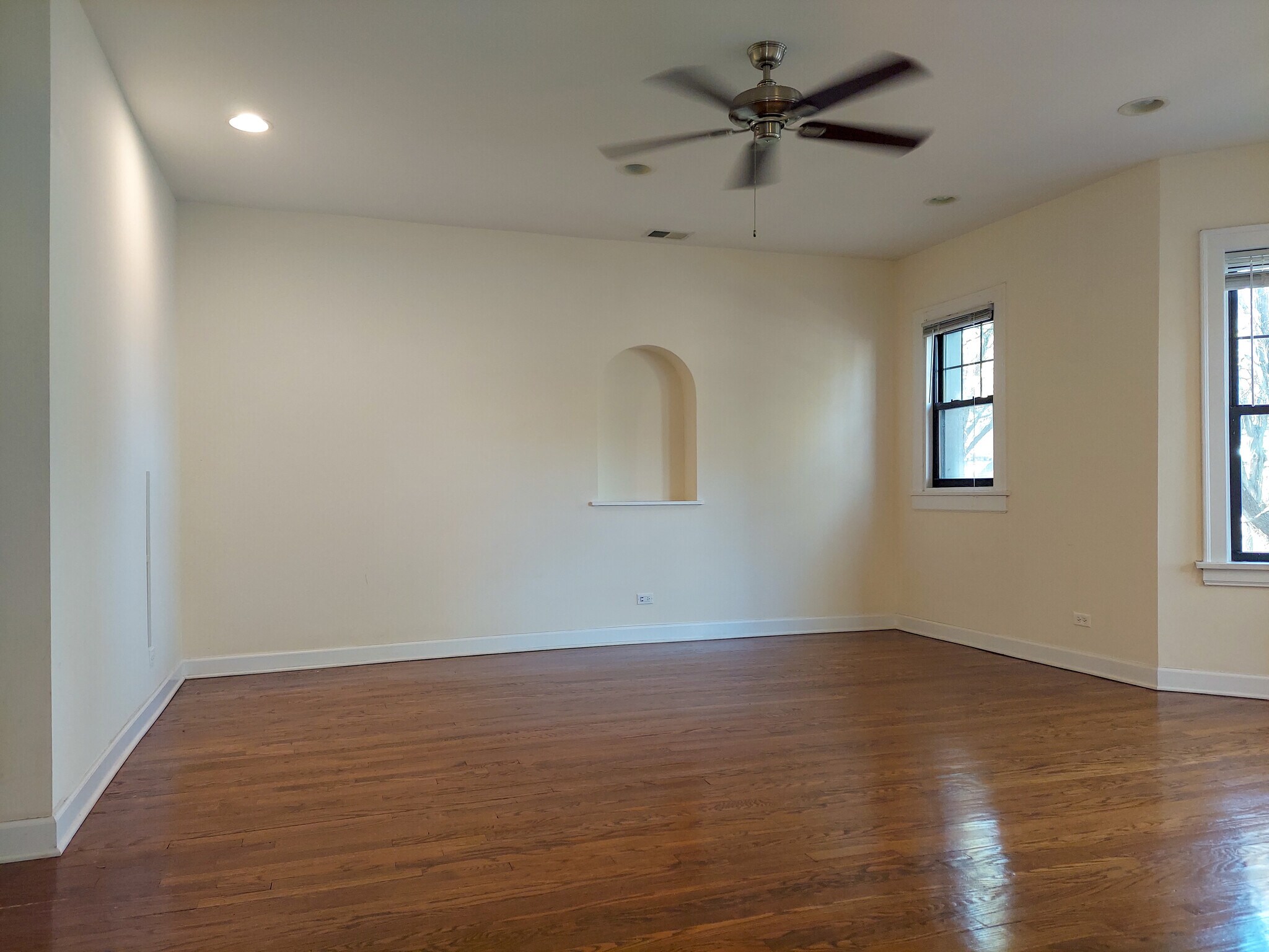 Building Photo - 4653 N Wolcott Ave