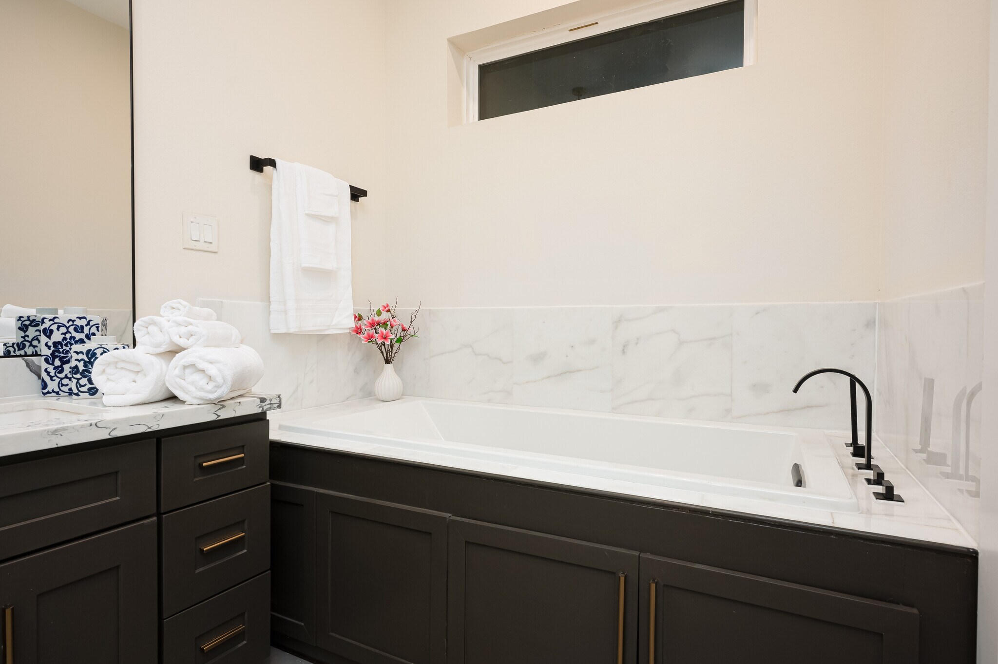 Building Photo - 917 Thompson St