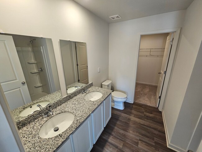 Building Photo - Like New Townhome in the heart of Newton