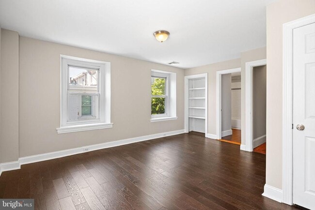 Building Photo - 161 Hermitage St