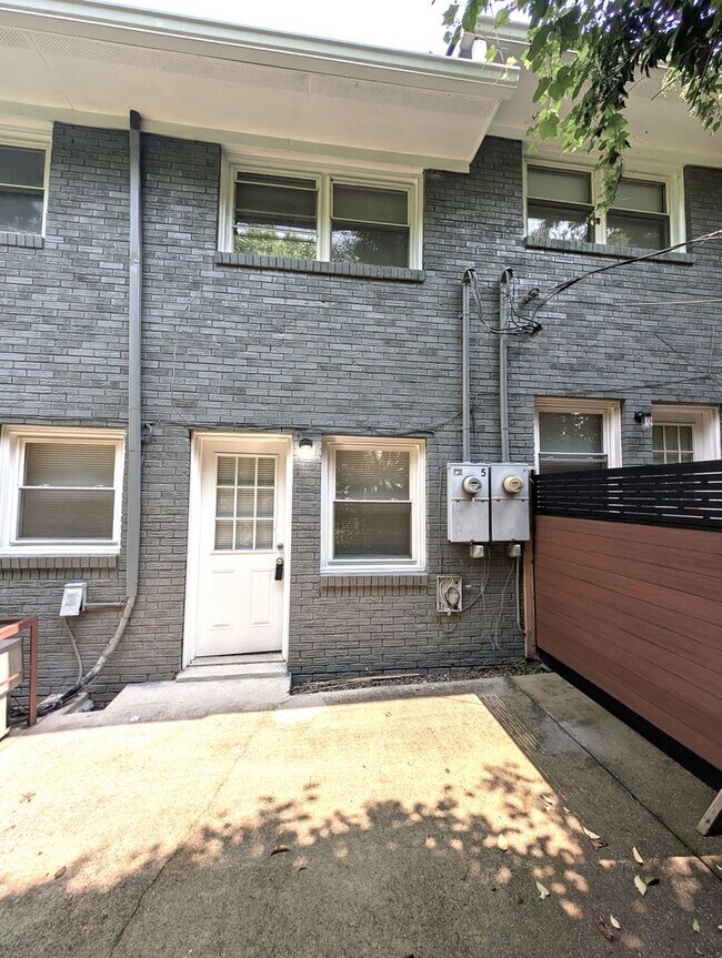 Building Photo - 311 Skyland Ave