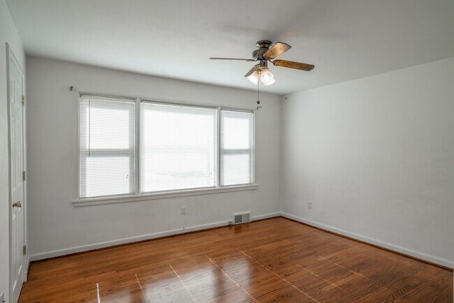 Building Photo - Spacious 4 Bedroom on Upriver Drive
