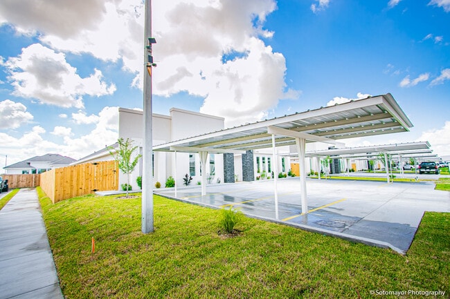 Building Photo - 3404 Sahara Dr