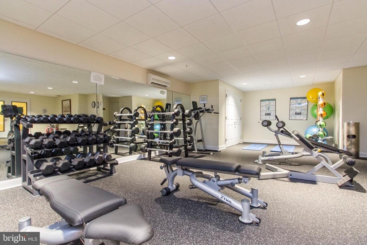 Building Photo - 300 W Elm St