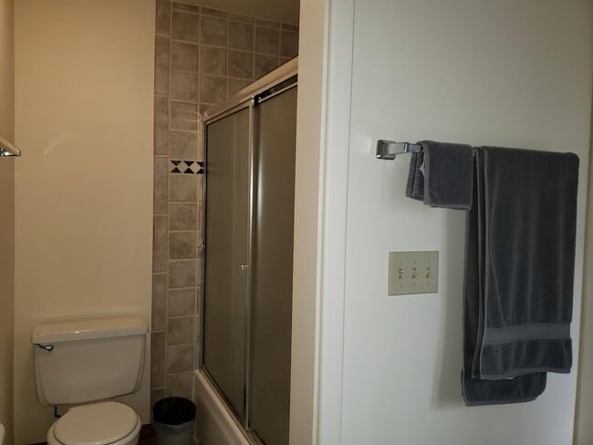 Building Photo - 3548 N Lake Creek Dr