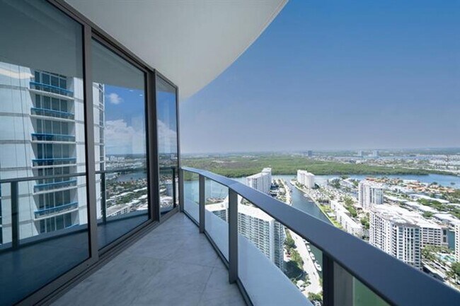 Building Photo - 15701 Collins Ave