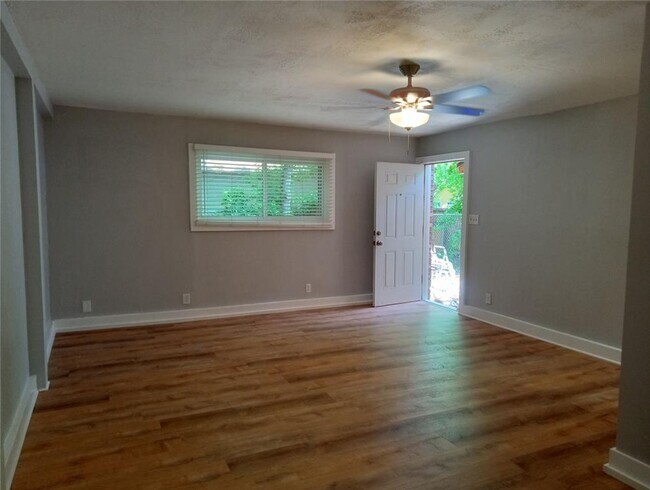 Building Photo - Fully Remodeled 1 bath Washer /Dryer