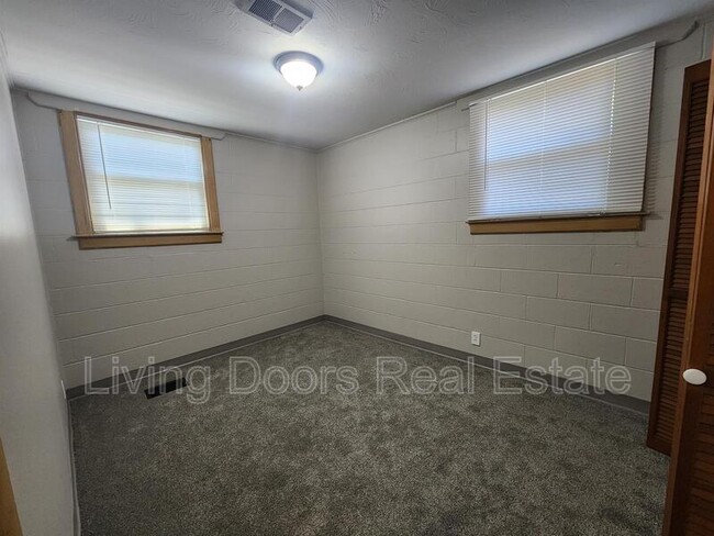 Building Photo - 849 S 45th St