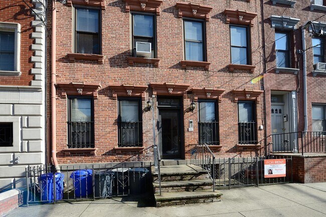 Building Photo - 203 Madison St