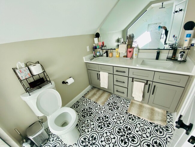 Building Photo - Spacious Condominium– Modern Comfort in th...