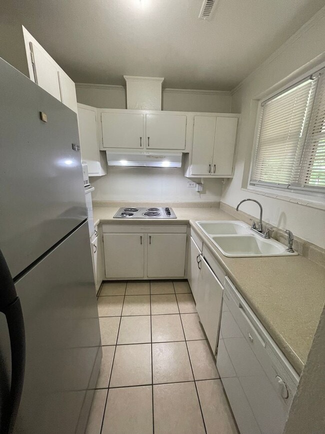 Building Photo - Spacious 2BR/1BA apartment off South Milledge Ave!