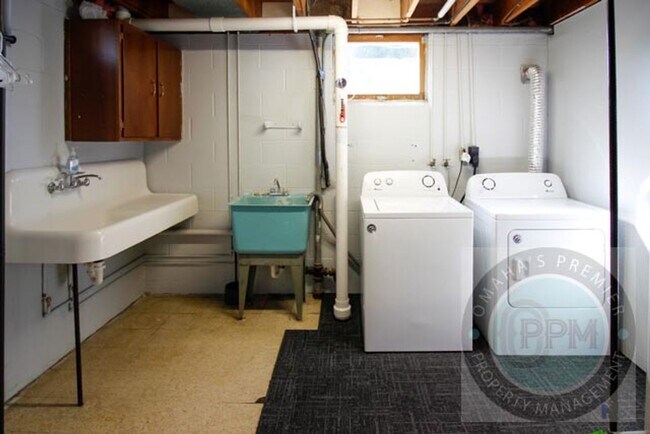 Building Photo - Convenience & Style: Your 3-Bed, 2-Bath Om...