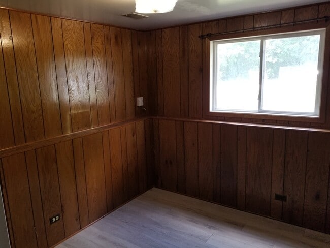 Building Photo - 547 N Ridgemoor Ave