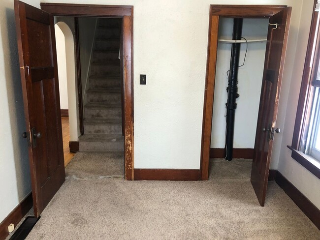 Building Photo - 546 Valley St