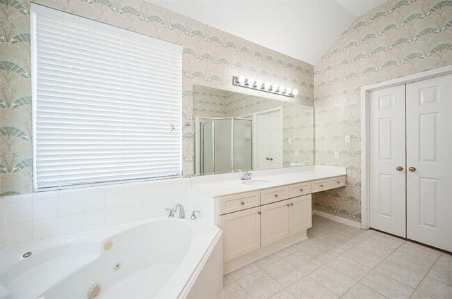 Building Photo - 18018 Somerset Knolls Ct