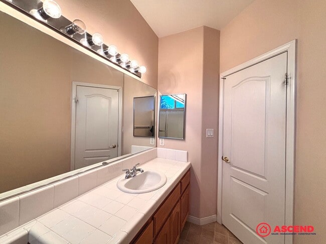 Building Photo - Lovely 5 Bedroom Home In River Oaks Area!