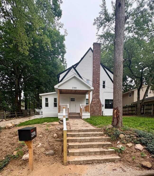 Building Photo - 2390 Crestview Dr SW