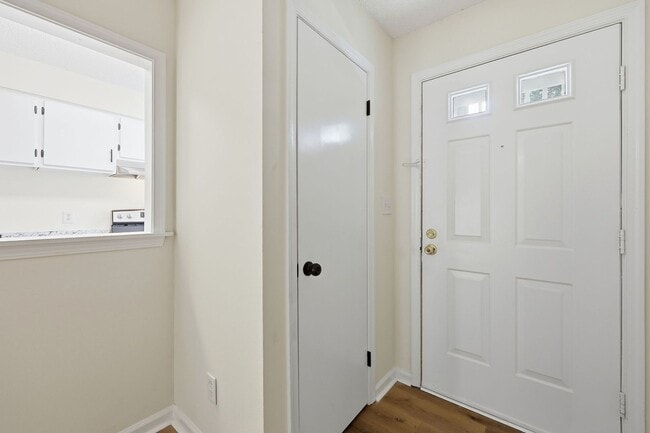 Building Photo - Updated 2BR Townhome in Prime Chapel Hill Location with Pool & Tennis!