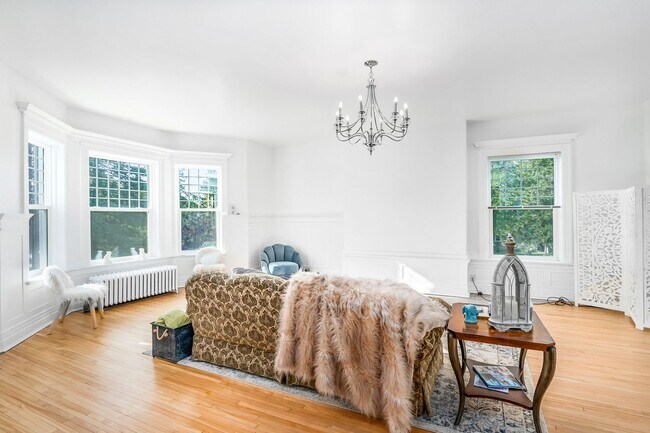 Building Photo - Beautiful 2 Bedroom/2 Bathroom First Floor Apartment in East Duluth Mansion - AVAILABLE JUNE!