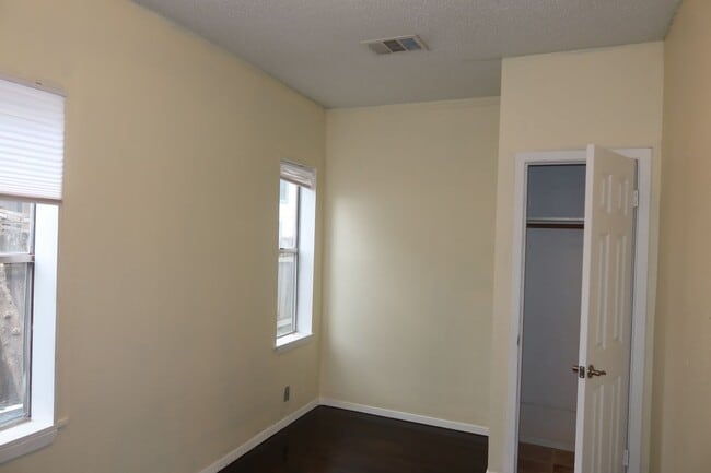 Building Photo - Hyde Park - 1 Bedroom House - Huge Yard - Real Wood Floors - Claw Foot Tub - $1495