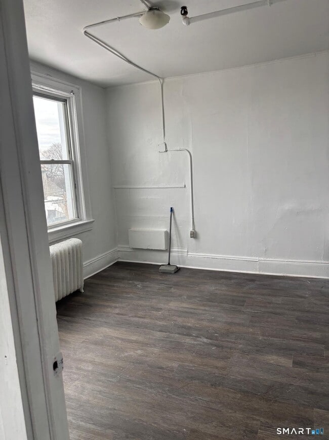 Building Photo - 86 Pequonnock St