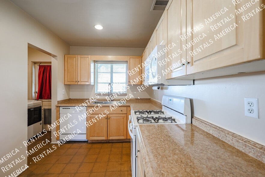 Building Photo - 2911 E Flower St