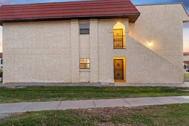 Building Photo - 833 Country Club Dr SE