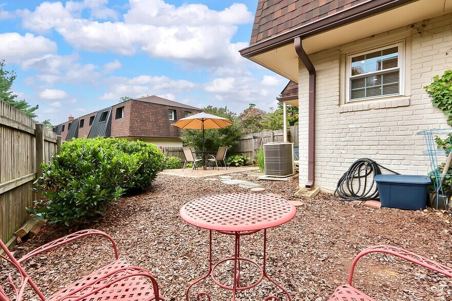 Building Photo - 453 Hampton Ct