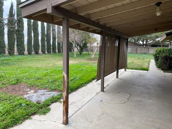 Building Photo - Country living and space!