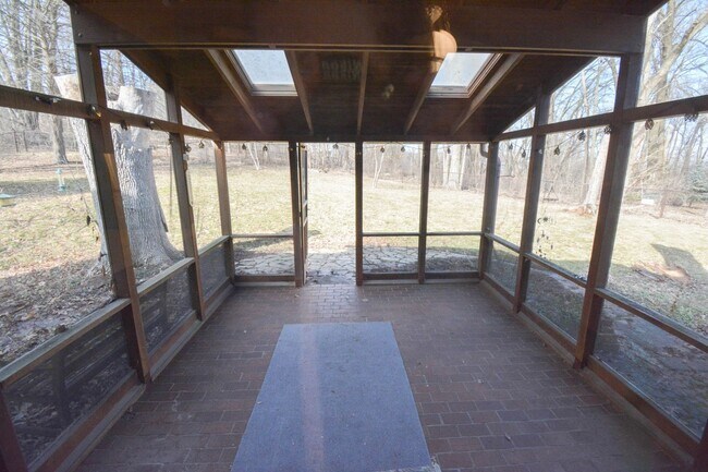 Building Photo - Unique, Conveniently Located, 4 bed 2.5 bath Home For Rent!