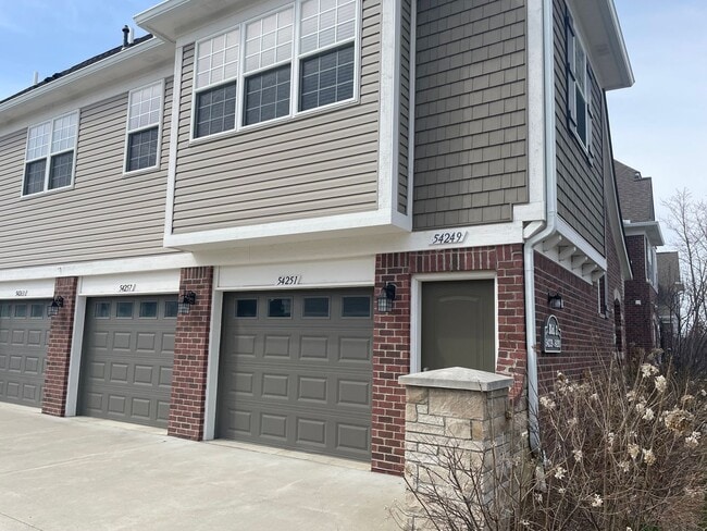 Building Photo - 3-Bedroom, 2-Baths, 1350 SF condo-style apartment, Upper Unit in Shelby Township.