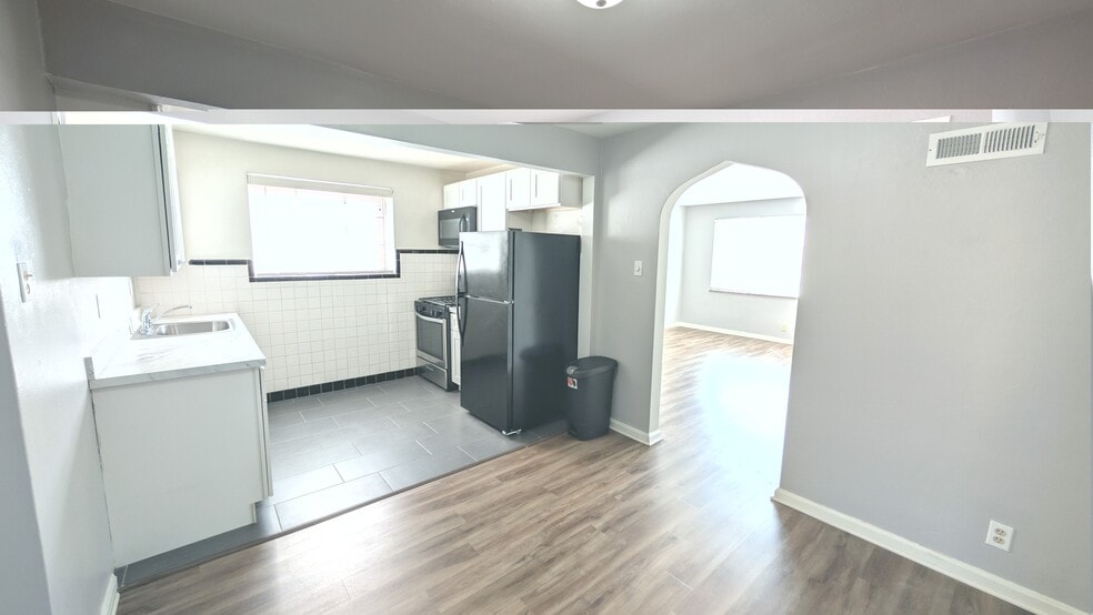 Building Photo - 5825 Sunshine Dr