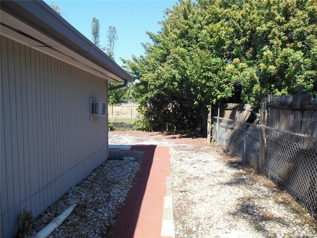 Building Photo - 2204 20th Ave W