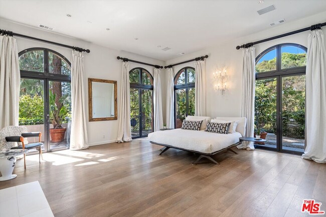 Building Photo - 2328 San Ysidro Dr