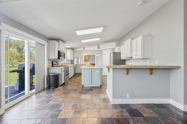 Building Photo - Short term leases available: 3 bed 2 bath ...