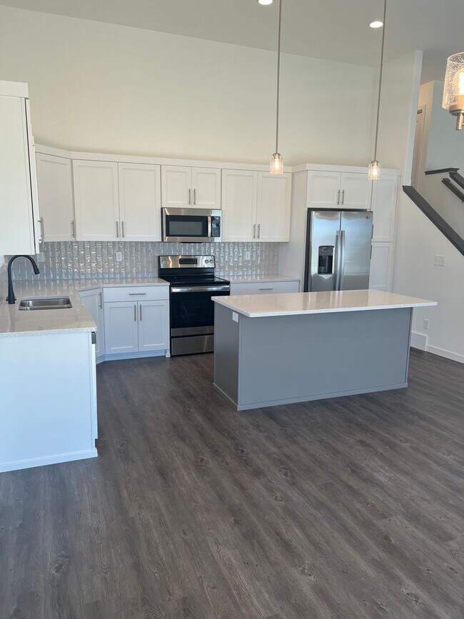 Building Photo - New 3 bedroom/2 bathroom house