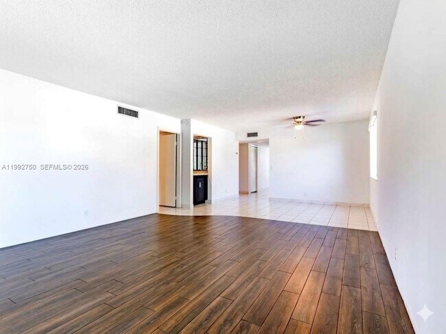 Building Photo - 357 Lakeview Dr