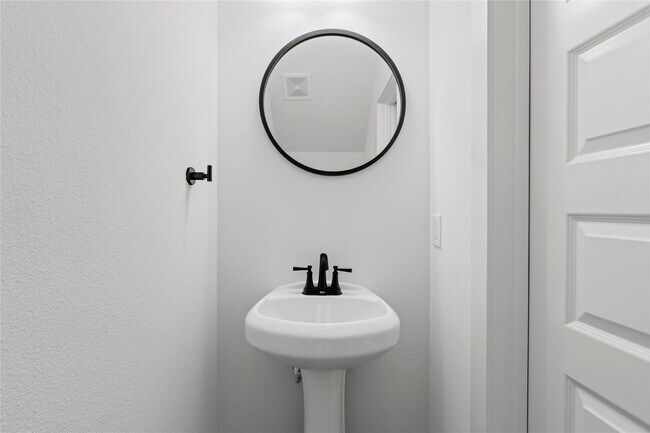 Building Photo - 2213 Lee St