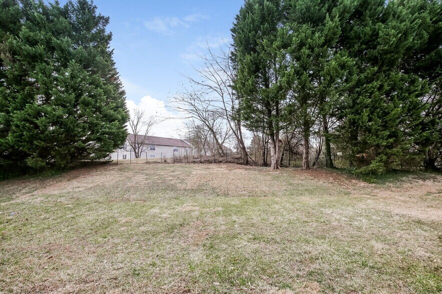 Building Photo - 708 Peach Orchard Dr
