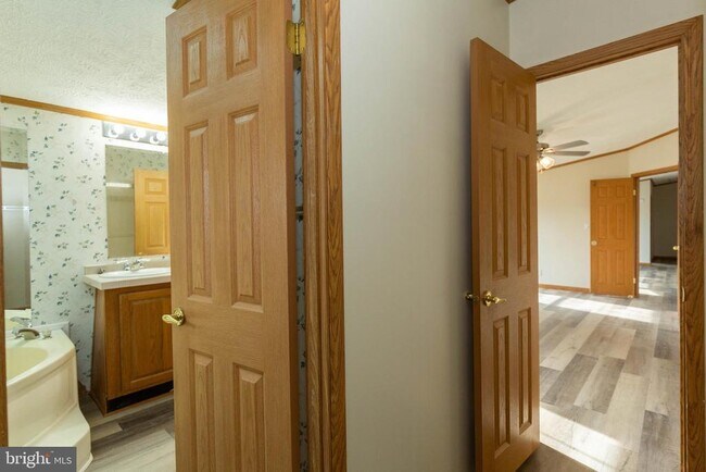 Building Photo - 202 N Teal Rd