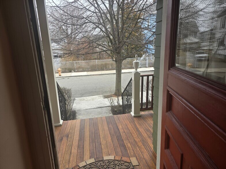 Building Photo - 17 Mason St