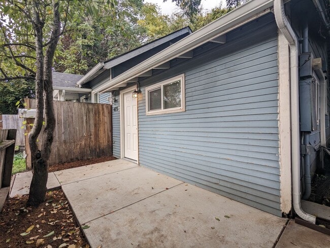 Building Photo - Remodeled Studio apartment- Great location in downtown Eugene!
