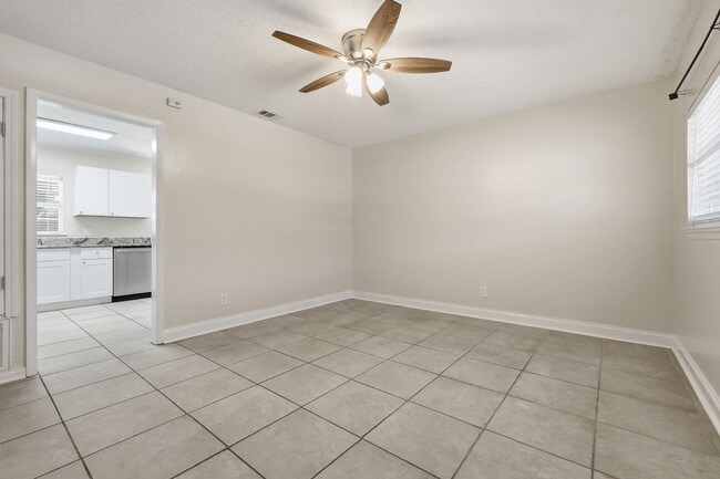 Building Photo - 3 bedroom in Mary Esther Heights!