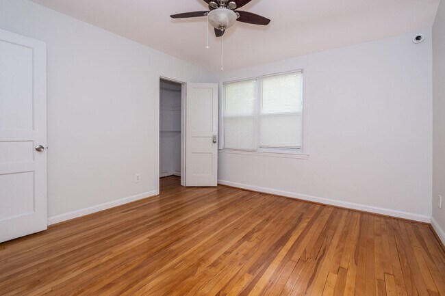Building Photo - Spacious Starter home with full basement and parking