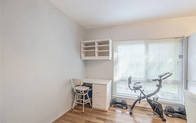 Building Photo - "Chic Woodland Hills Retreat: Spacious 1-B...