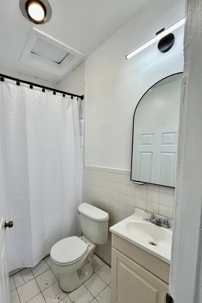 Building Photo - H Street Corridor|3 bd 1 bth Row House|High Ceilings, Bright, 1800sqft