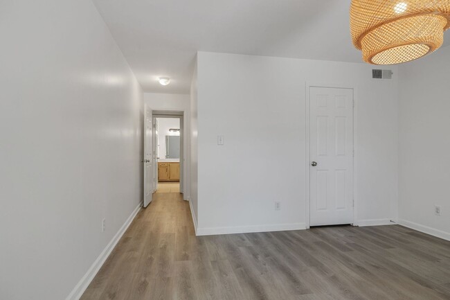 Building Photo - Available Now! Franklin End Unit Townhouse...