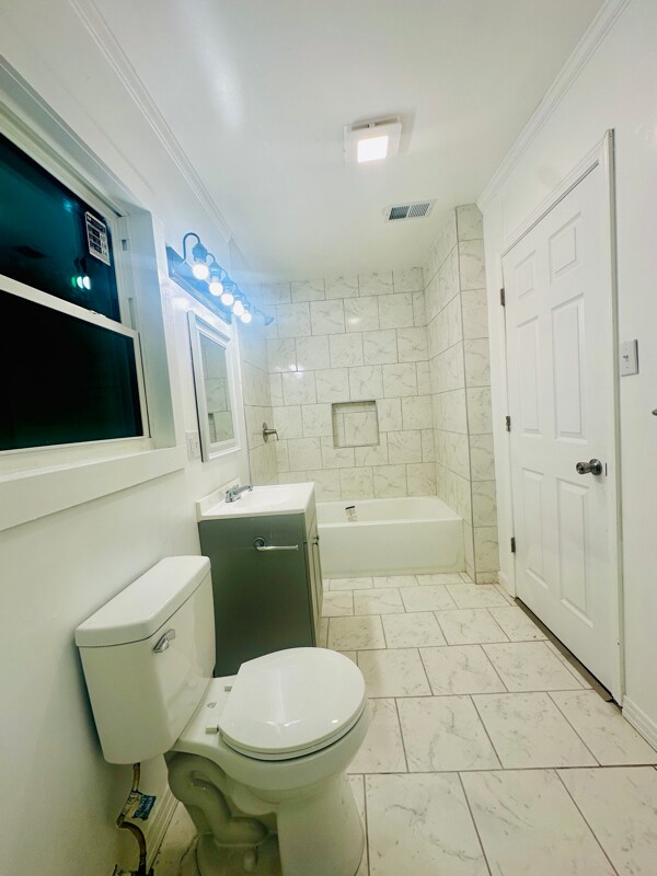 Building Photo - 2098 Pinecroft Cir